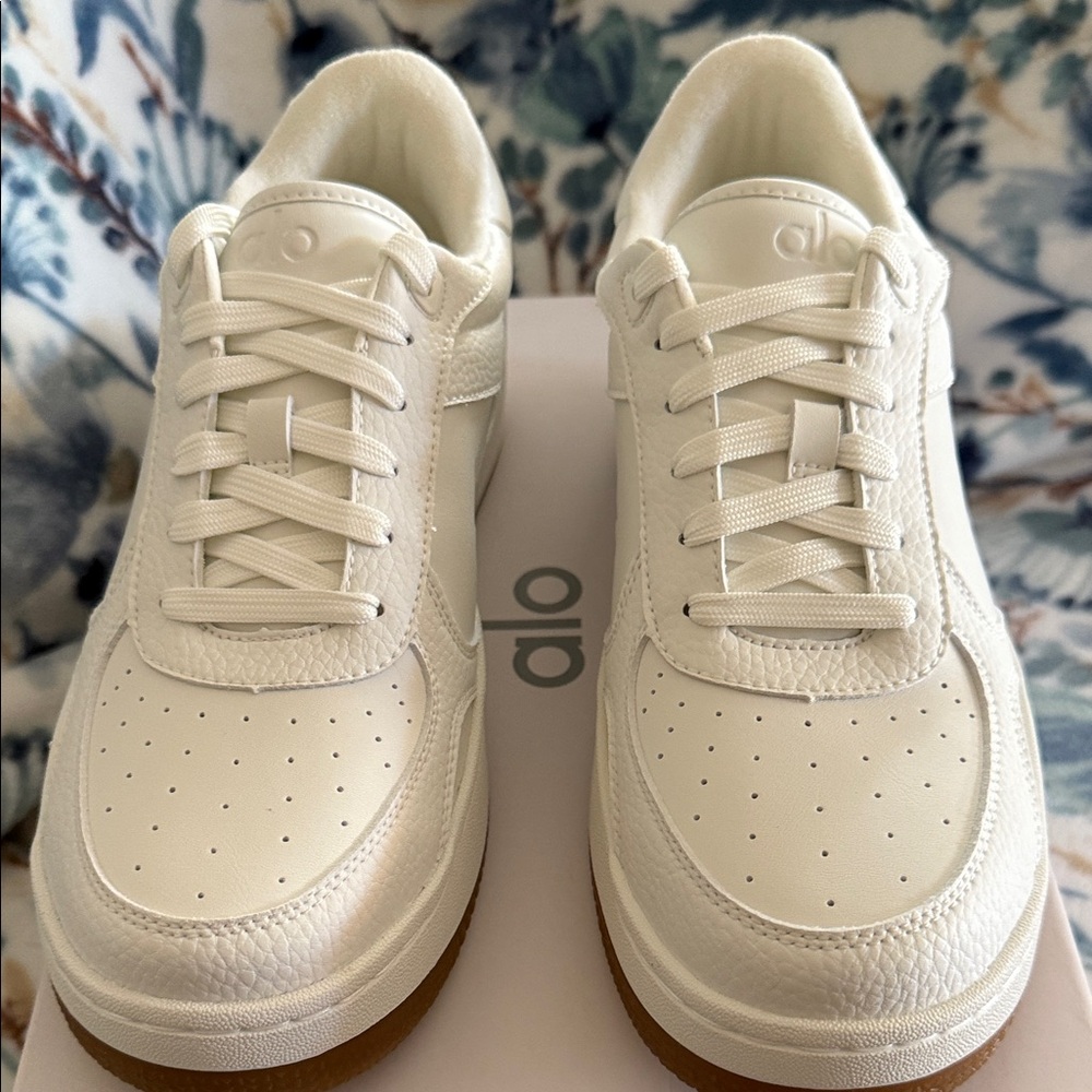ALO Yoga Men's Cream Sneakers